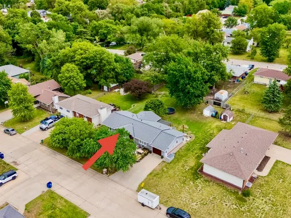 1510 Cherrywood Dr, Crete, NE 68333