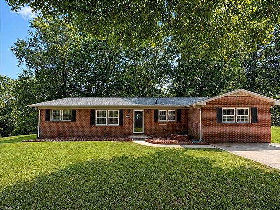 2nd image of 364 Sherwood Forest Dr