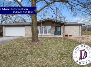 2 Saint John Dr, Belleville, IL 62221