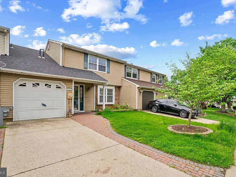 109 Stratton Ln — Photo 1