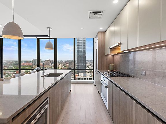 4th image of 155 Bay St Unit 2508