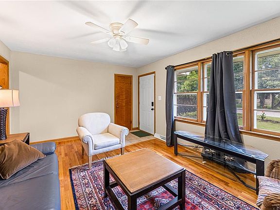 4th image of 909 E Lexington Ave