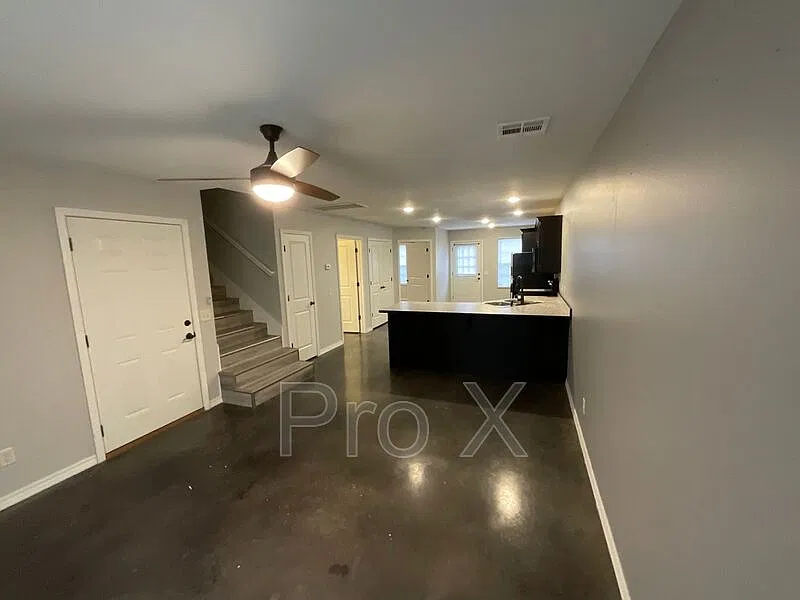 3 bed, 2.0 bath, 1560 sqft, $1,335 — Photo 3