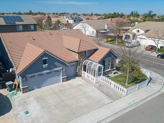 Corner Lot house in cul-de-sac