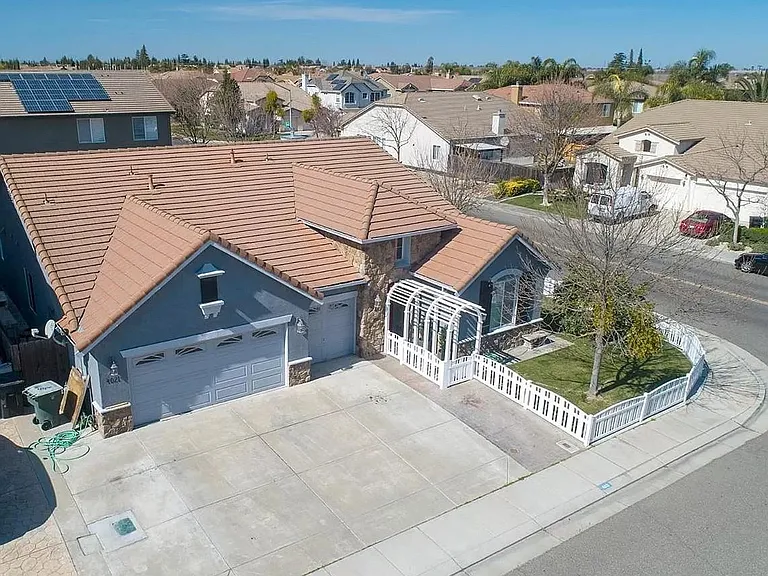 Corner Lot house in cul-de-sac