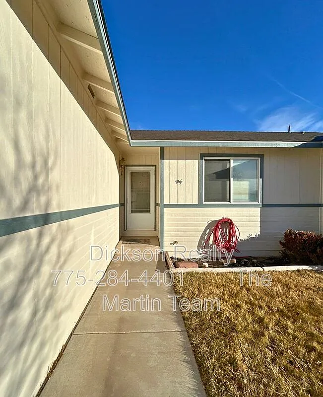 3 bed, 2.0 bath, 1284 sqft, $1,839 — Photo 2