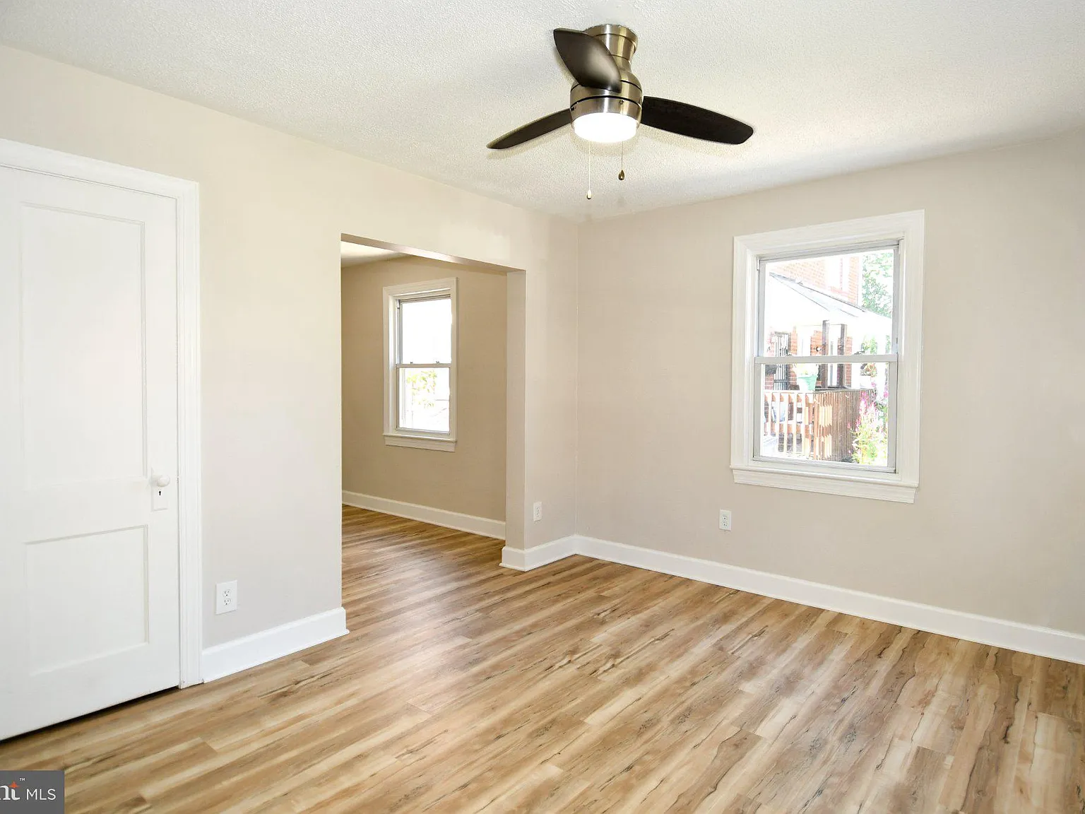 3 bed, 2.0 bath, 1095 sqft, $3,450 — Photo 3