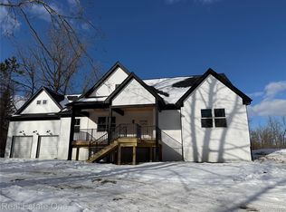 225 E Predmore Rd, Oakland, MI 48363