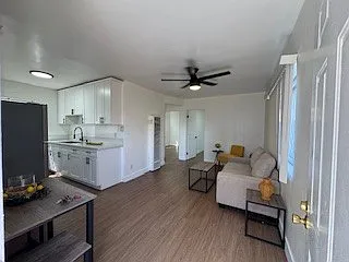 211 1/2 W 88th Pl