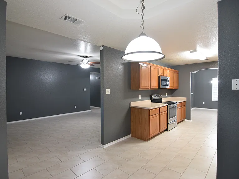 401 Dixon Dr — Photo 5