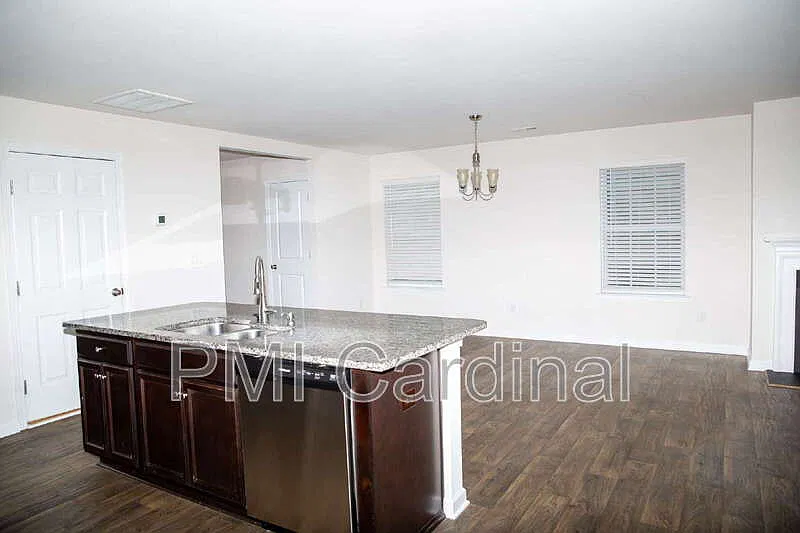 5 bed, 3.0 bath, 2406 sqft, $2,200 — Photo 4