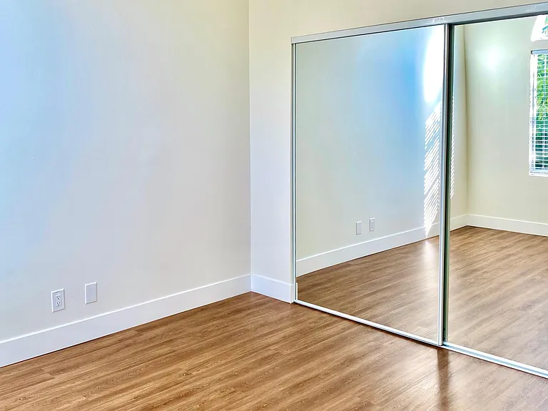 upstair front 2nd bed room with mirror closet.