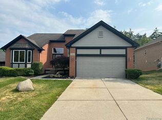 3616 Thornwood Dr, Auburn Hills, MI 48326