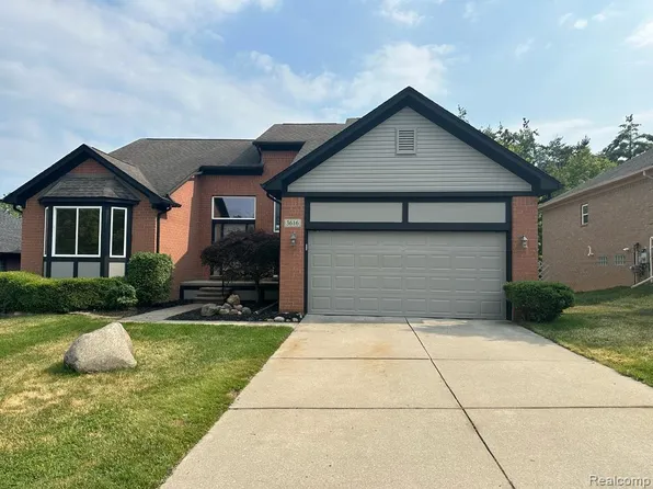 3616 Thornwood Dr, Auburn Hills, MI 48326