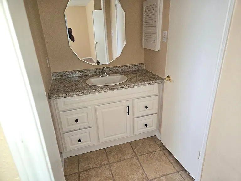 7911 Southmeadow Dr — Photo 12