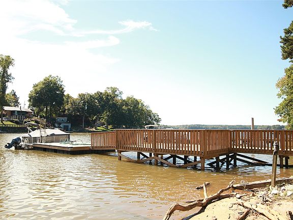 3rd image of 1136 Riverwood Dr