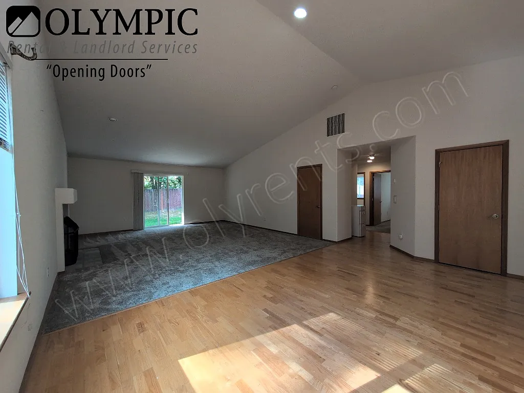 Single Level 3 Bdrm, 2 Bath Home w/ New Carpet! — Photo 3