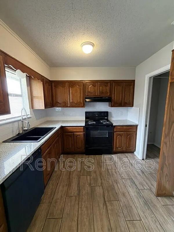 3 bed, 2.0 bath, 1285 sqft, $1,350 — Photo 2
