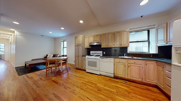 Rented by Bond New York | media 25