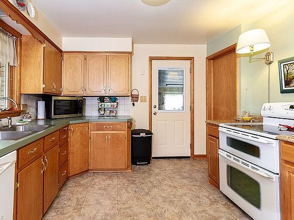 3rd image of 1348 Highland Ave W