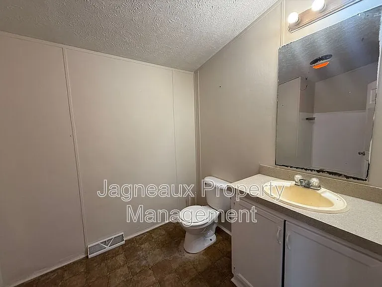 2210 Center St — Photo 8
