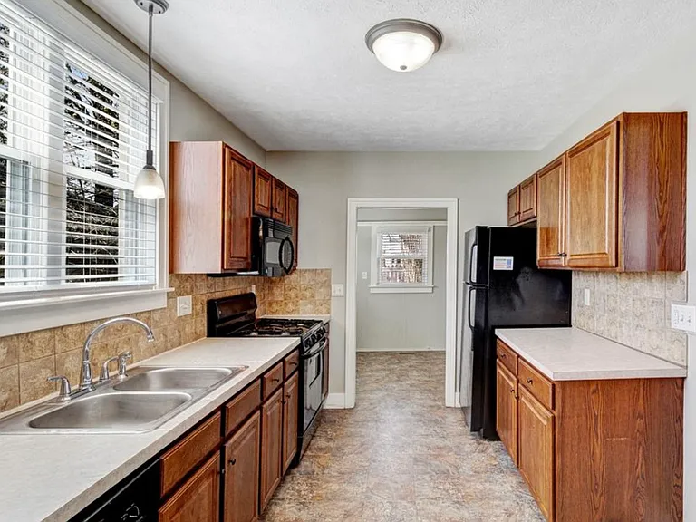 904 Zeeland Ct NE — Photo 4