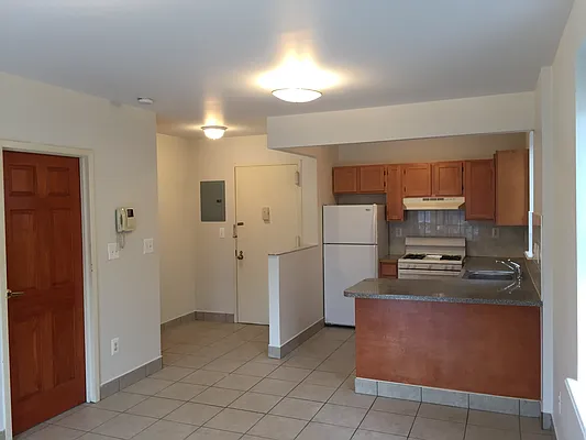 Rented by Metroline Realty | media 30