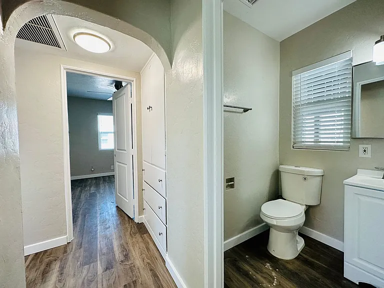1 Bedrooms Near U of A! Cottage Style Homes with Washer/Dryers and Renovated! — Photo 27