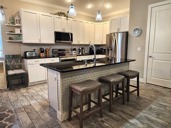 3rd image of 108 Oak Knolls Cir
