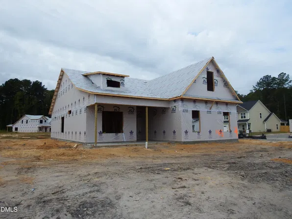 1165 Hedgewood Dr, Hope Mills, NC 28348