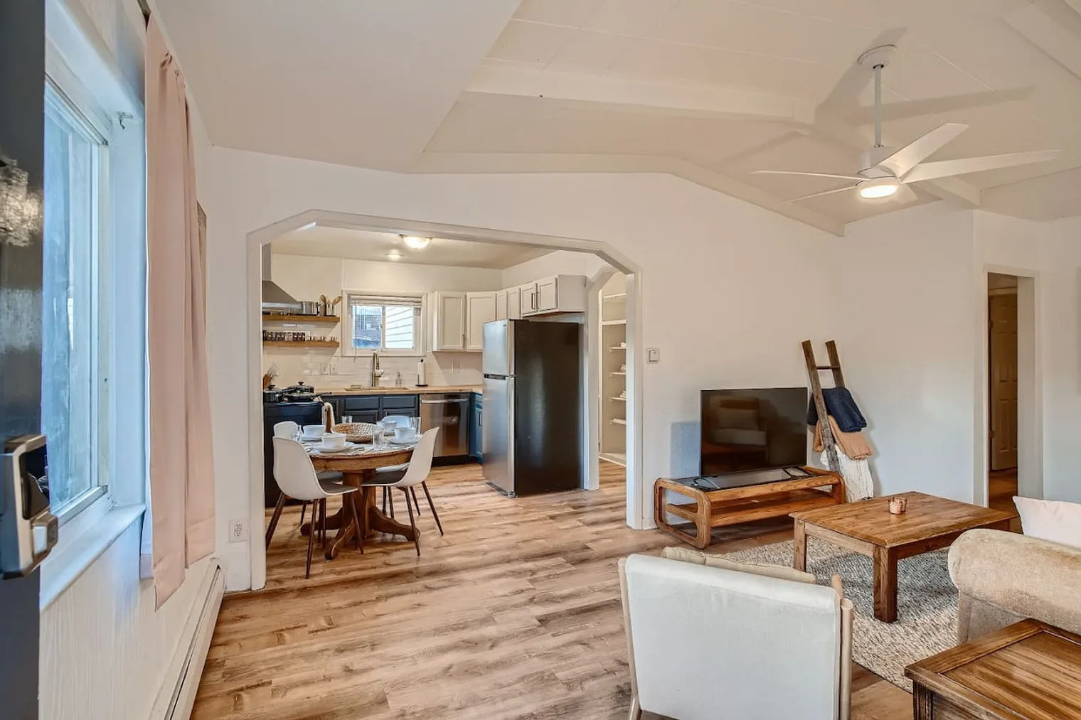 3 bed, 1.0 bath, 1044 sqft, $3,300 — Photo 3