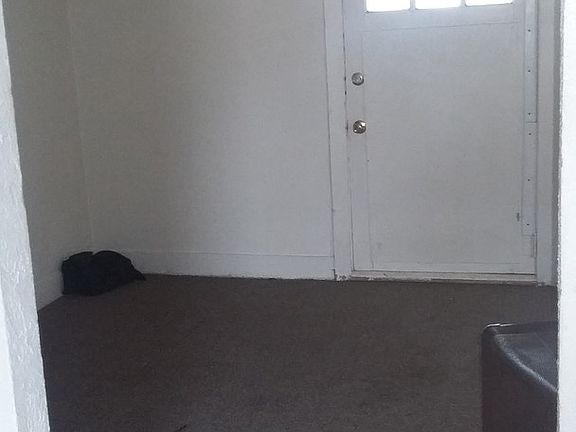 5th image of 915 W 12th St