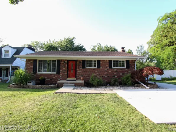 9162 Whitall Ln, Grosse Ile, MI 48138