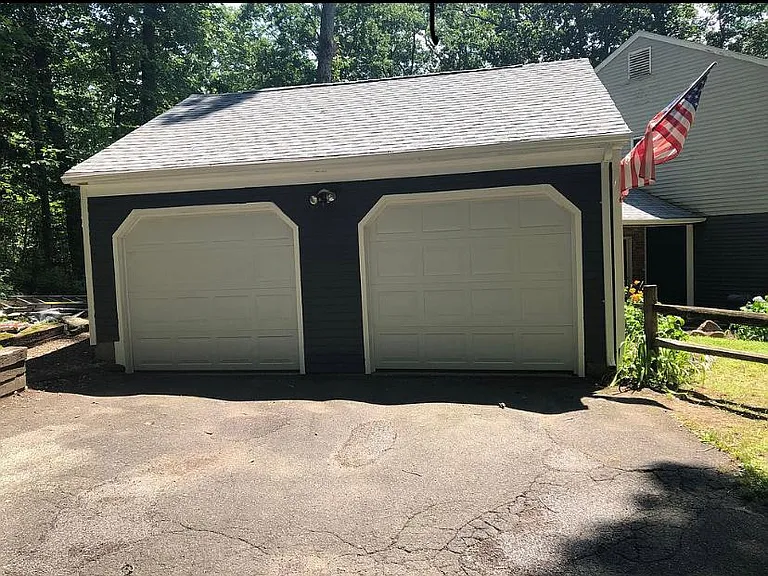 10 White Gate Rd — Photo 1