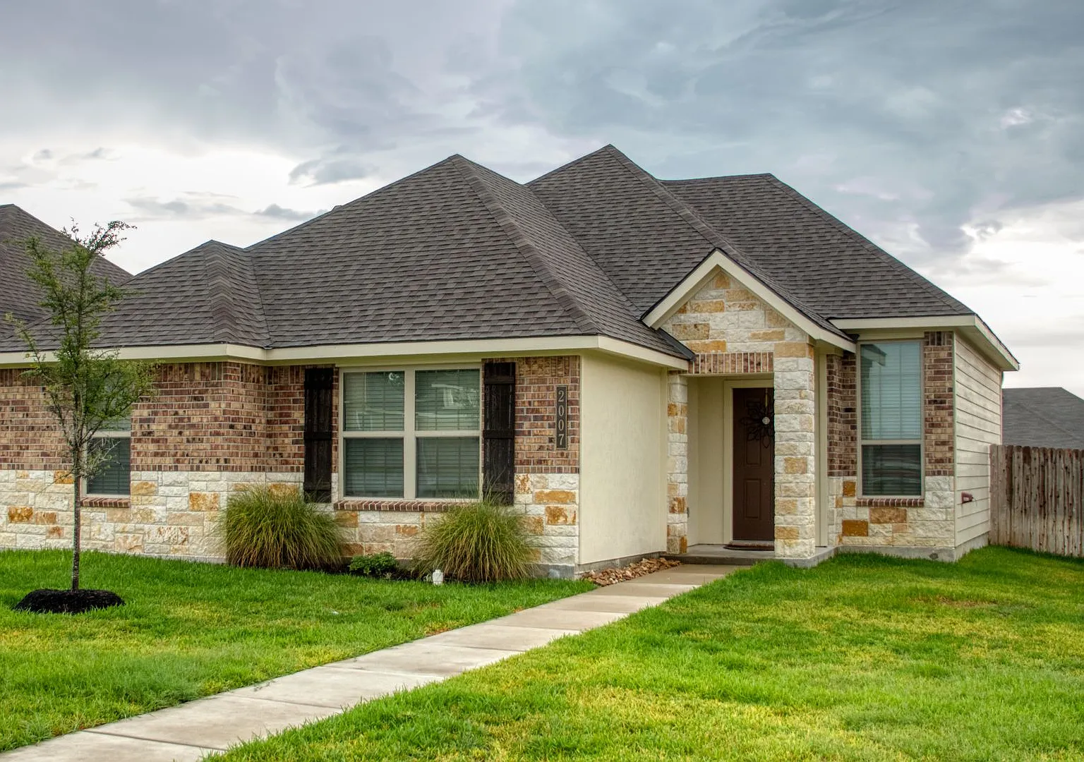 Spacious Single-Family Home Available Now! — Photo 1