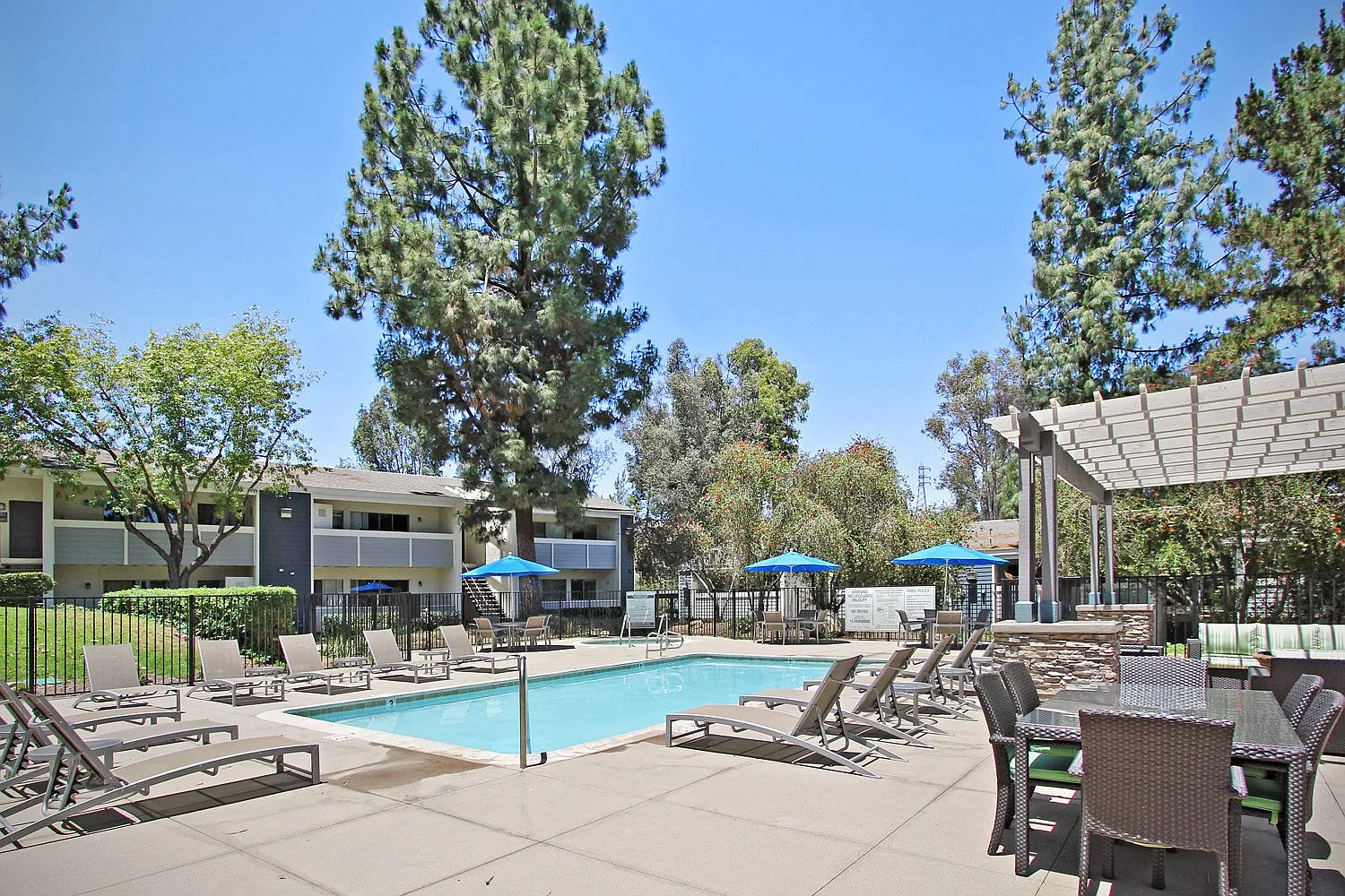 2 bed, 923 sqft, $2,875 — Photo 1