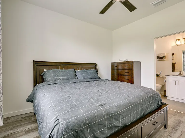 1143 Gilbert Ave S — Photo 10