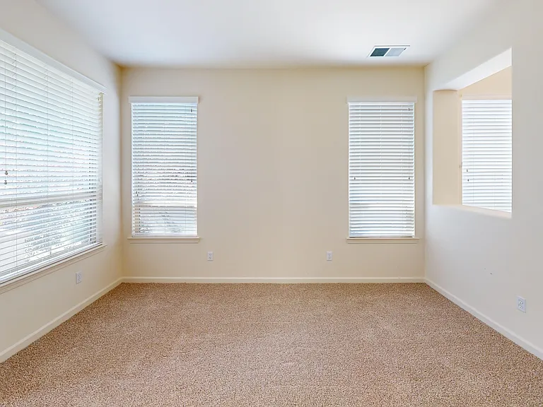 445 Dartmoor Ct — Photo 3