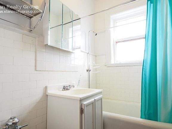 3rd image of 4523 N Paulina St APT 3A