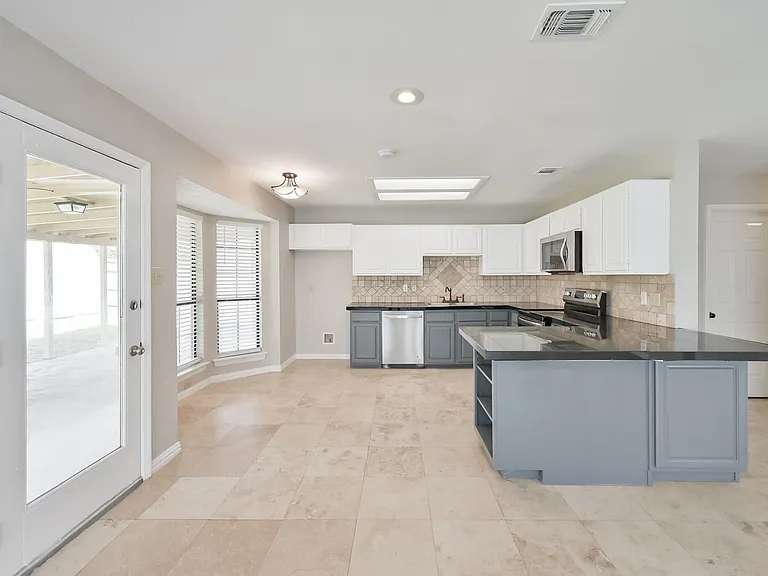 1521 Stratford Dr — Photo 10