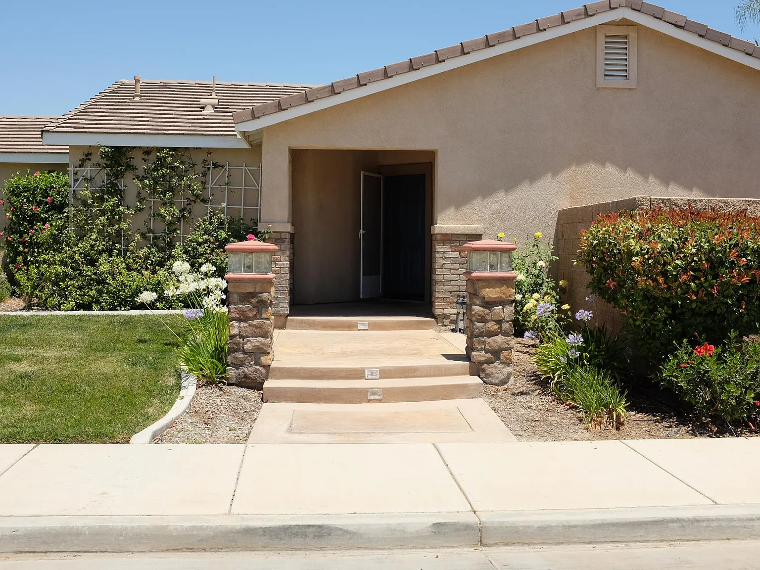 3 bed, 1342 sqft, $3,000 — Photo 3