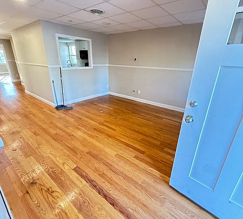 3rd image of 484 Pleasant St #5