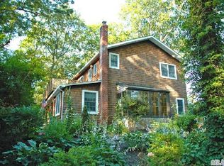 25 Blenheim Ln, Centerport, NY 11721