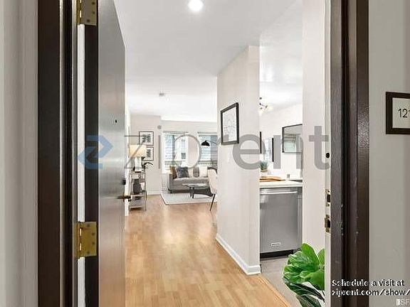 5th image of 2250 24th St Unit 121