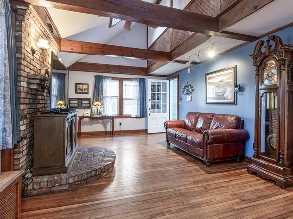 39 Central St, Middleton, MA 01949