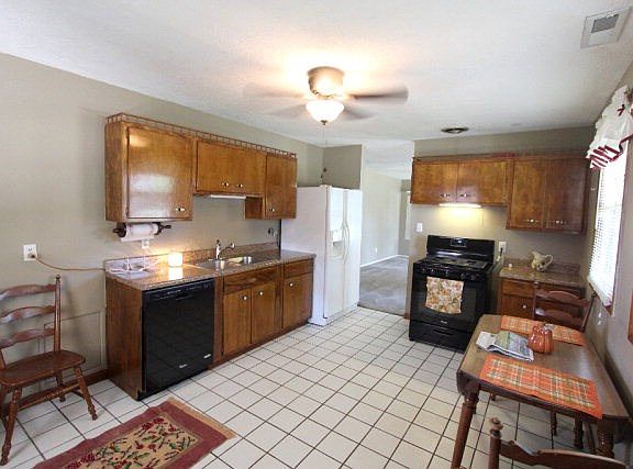 2nd image of 2023 Wyandotte Ave