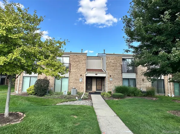 17991 University Park Dr, Livonia, MI 48152