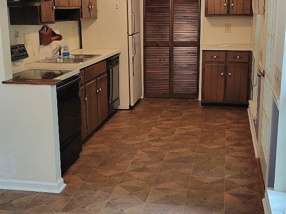 3rd image of 3012 Willow Lane Dr