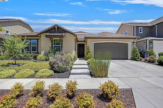 Martha Ave, Tracy — Photo 1