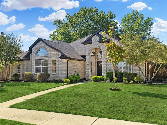 3rd image of 910 Blackstone Dr